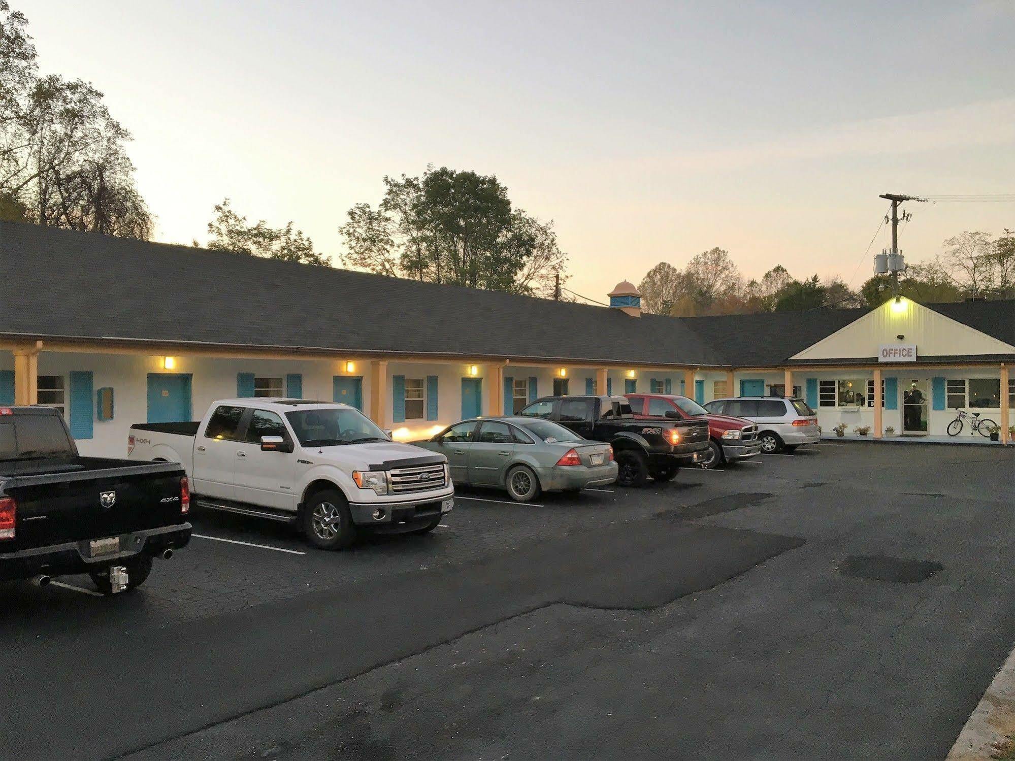 Travel Inn Martinsville Exterior photo